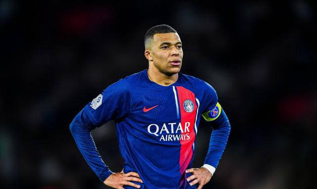 姆巴佩以52万欧元购得贝利肖像油画