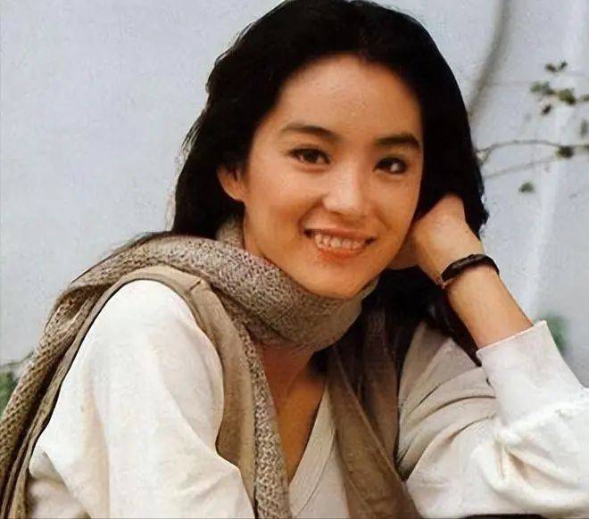 林青霞自然老去,近70岁都没有大妈感,虽然身材臃肿但穿着端庄!