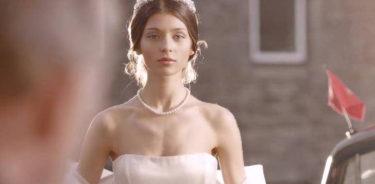 揭开百岁山广告背后故事:一位18岁公主,爱上52岁穷老头数学天才