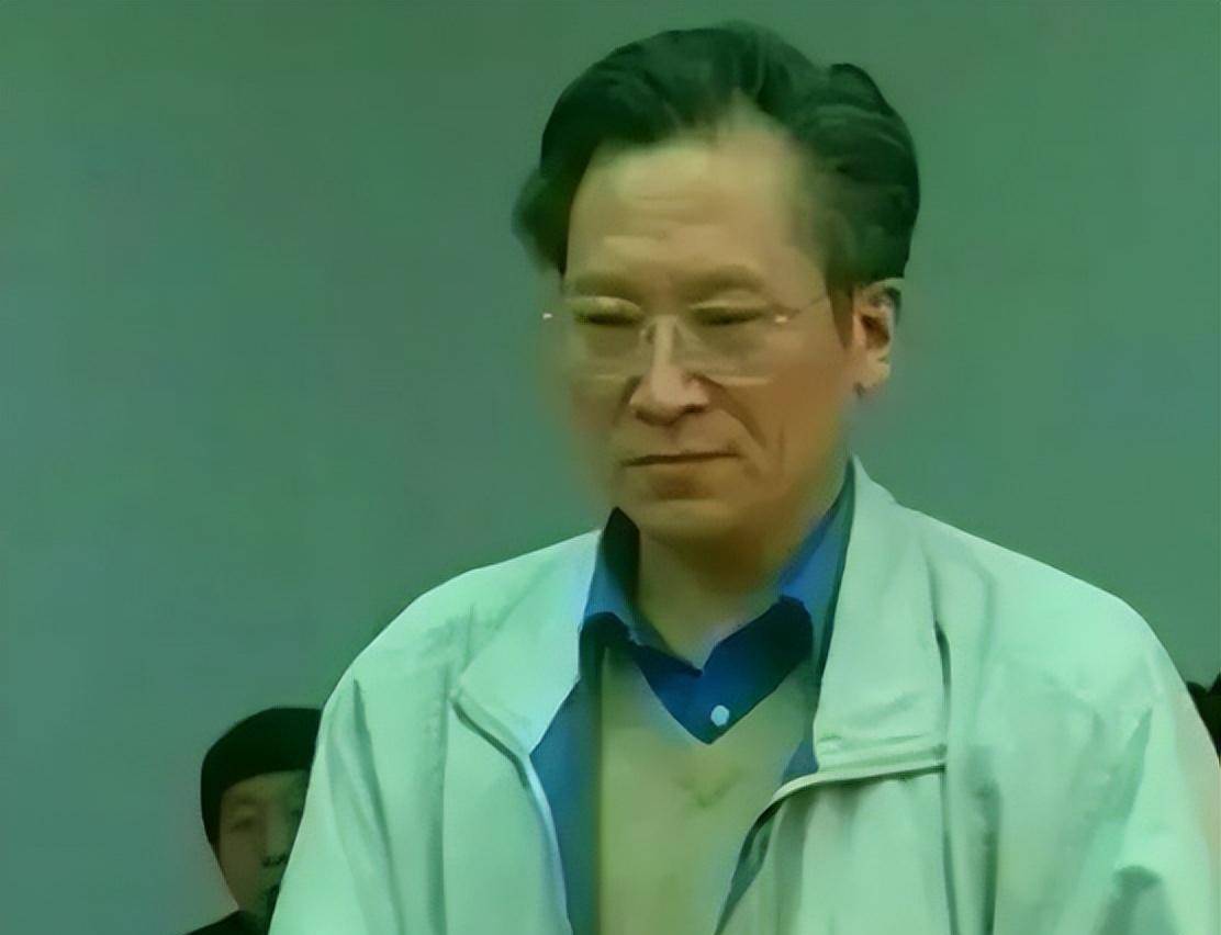 法庭上的徐其耀之后徐其耀与这名小保姆发展成了情人关系,为了让
