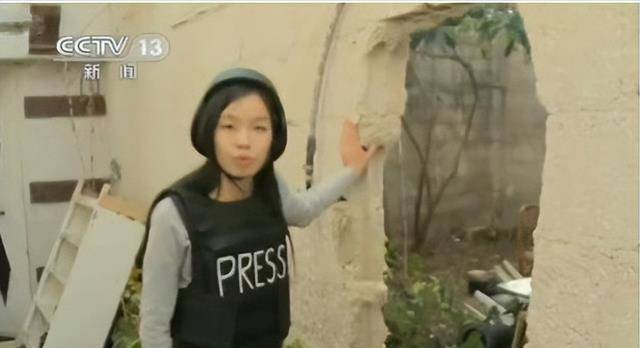 王薇薇,央视常驻叙利亚的记者,她每次出门采访,都要头盖钢盔,穿着几十