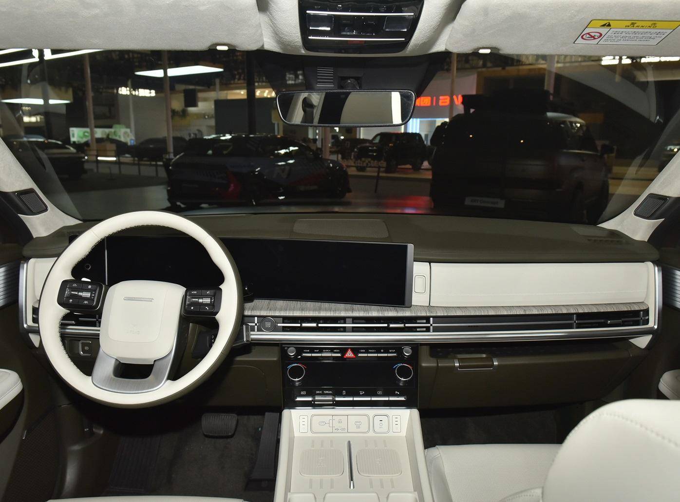 全新现代胜达的内饰设计比较简洁,贯穿式的空调出风口显得很时尚,而