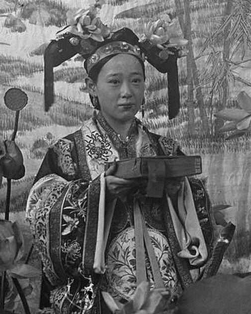 晚清皇宫公认第一美女,父亲是最大的贪官,慈禧每次照相必带上她