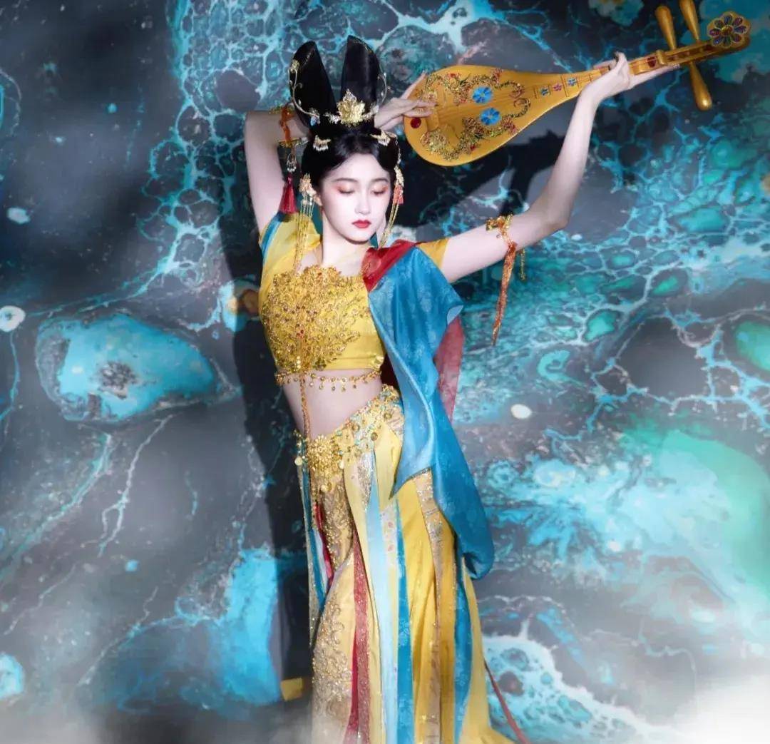 关晓彤疑似cos杨玉环破次元壁,脖子以下全是腿,小脚丫很抢镜