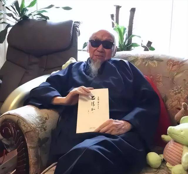 高寿108岁的文怀沙谈怎样长寿:多喝酒多吃肉,多和异性交朋友