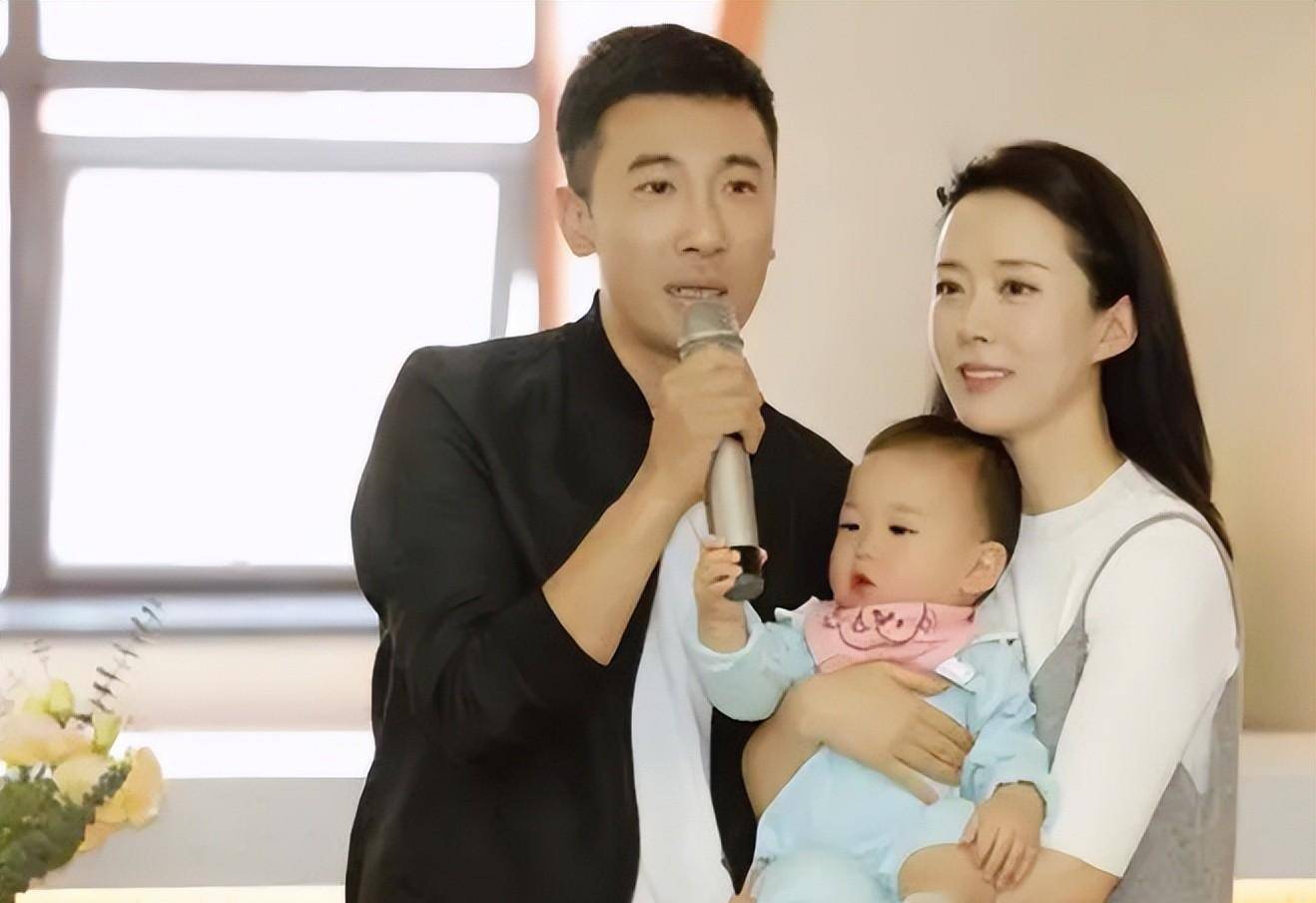 然而,由于她处于"高龄孕育"的情况,她在十月怀胎期间经历了许多困难.