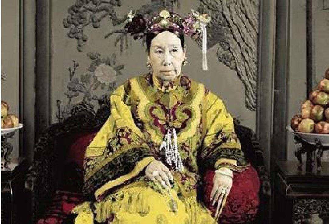 孙殿英炸开慈禧墓后,为何急着扒慈禧的裤子?原因曝光:太值钱了