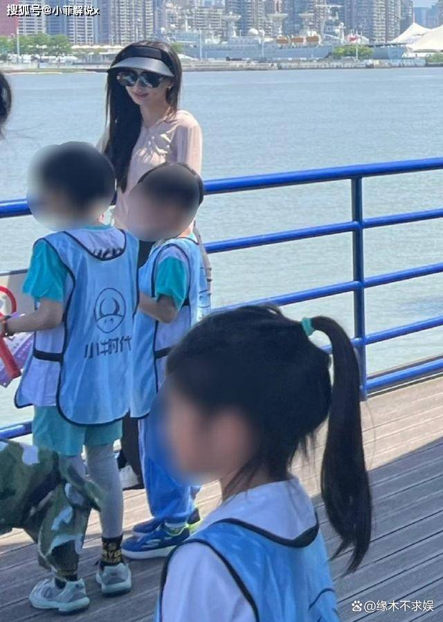 其实angelababy是让孩子参加了某个户外亲子互动,从小海绵身上穿着的