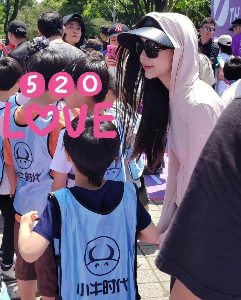 angelababy带小海绵参加亲子活动,事业停滞不前,只能专注孩子了_杨颖