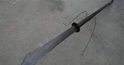 首先第一件是来自唐朝的陌刀,在《唐六典》中记载,唐朝有四种制式刀