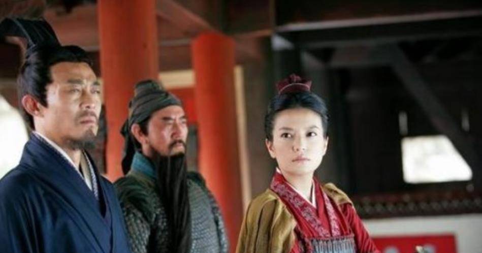 孙尚香睡觉时有一坏习惯,刘备不敢碰她,法正说了4个字解决问题