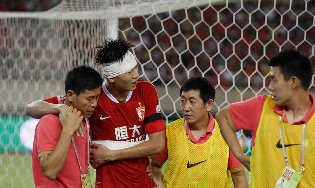 中国足球传奇合照!广州功勋球员再受亚冠认可