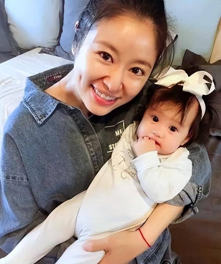 本以为邱淑贞女儿够美了,但看到了朱茵女儿,全世界等她长大