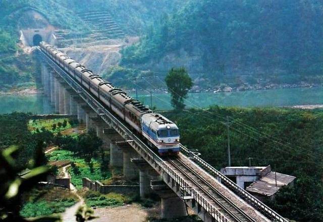 襄渝铁路:我国铁路史上的一大壮举,共有83万人投入了铁路的建设