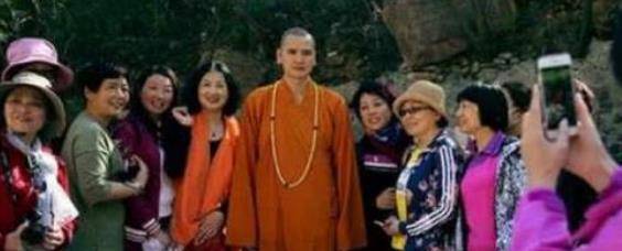 僧人释明心因长得帅,被富婆苦苦追求,他后来怎样了?
