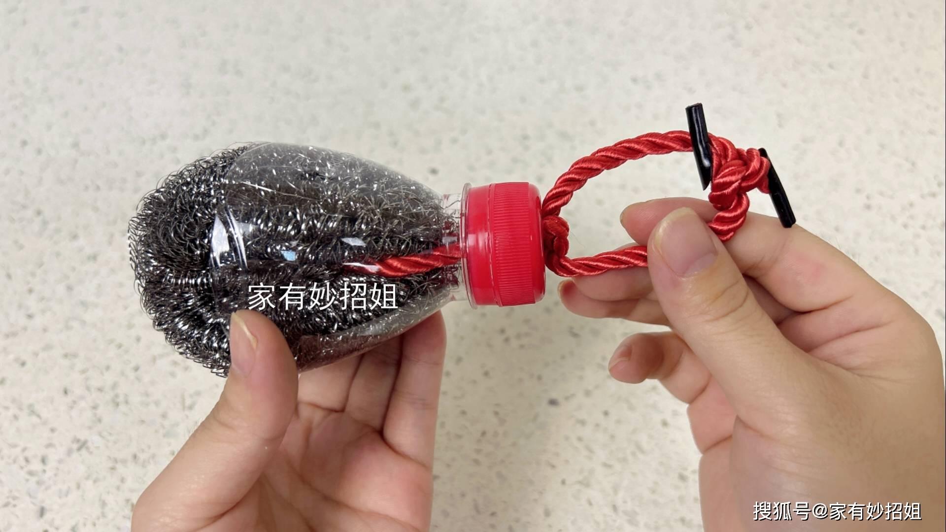当我们需要洗碗刷锅的时候,就只需要抓住瓶盖的位置,然后用钢丝球去刷
