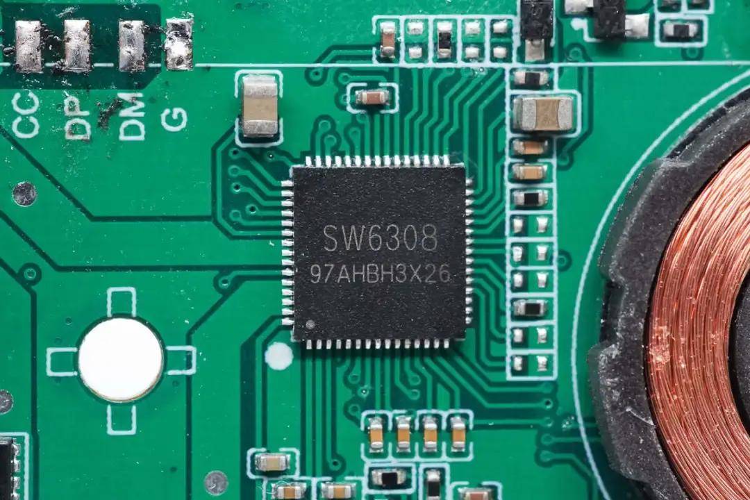 一文带你了解近期那些自带线移动电源内置的主控芯片