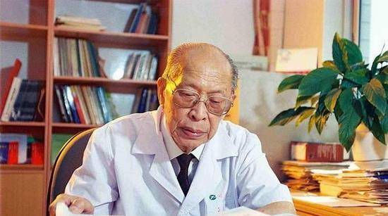 1985年,德国驻华使馆代表魏茨泽克总统,在北京为裘法祖颁发了一枚