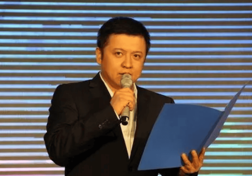 在解放军第二航空预备学校,赵屹鸥展现出超乎寻常的飞行才能,军校生活