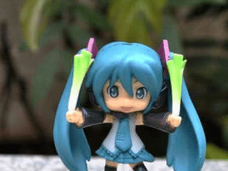 当泡面碰到手办,你选谁?初音未来太可爱,碰到高达不想走