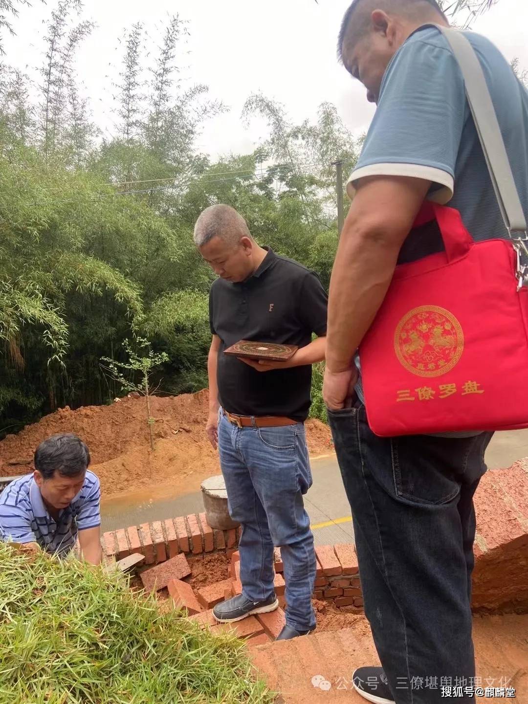 三僚曾真君:良辰吉日在梅州为福主立生基土地公碑,大吉大利大兴大发