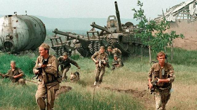 俄罗斯伞兵的惨烈一战,孤军对抗数千车臣武装,普京泪目