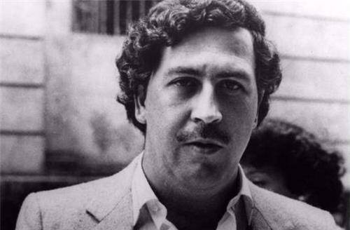 他是世界毒王,手下一支4万人的部队,敢查他的警察活不过3天