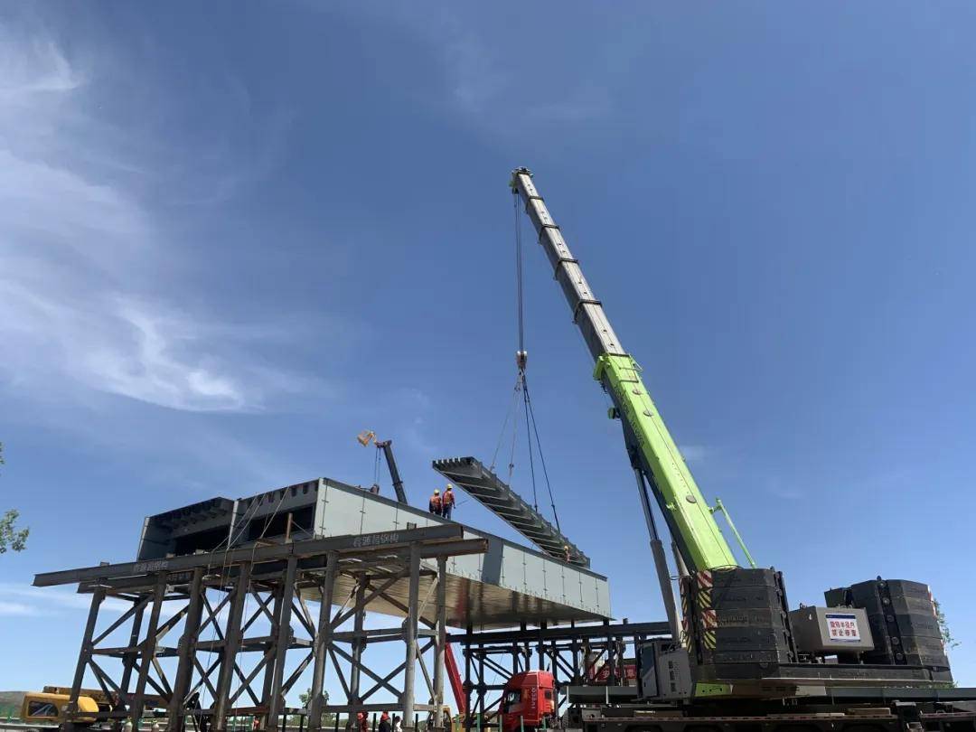 天黎高速公路云州街互通项目a匝道桥跨路段钢箱梁吊装完工