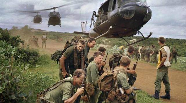 1975年越战结束,南越高官逃往美国,被强迫脱下军装,成为难民