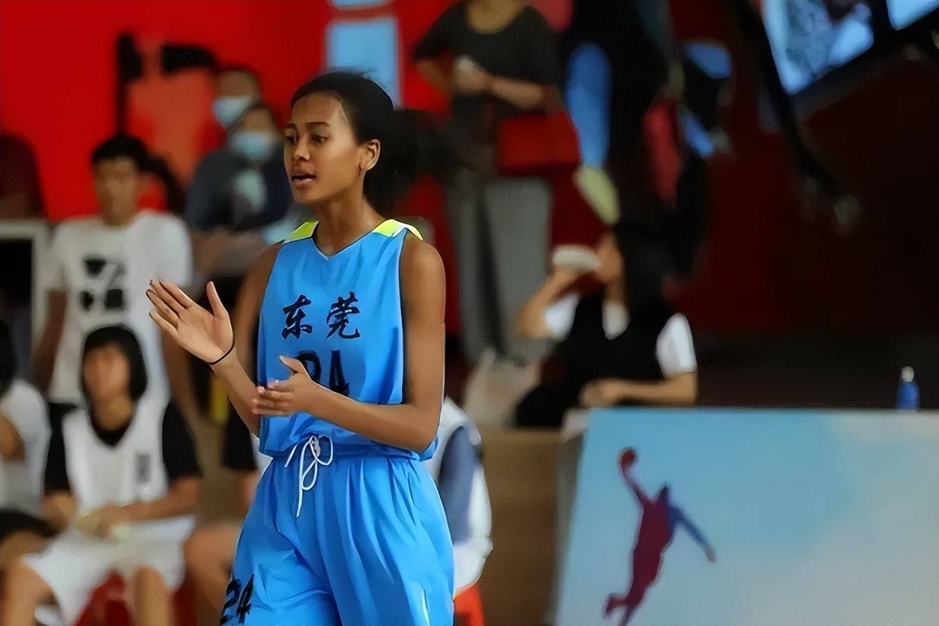 中国女篮1米86混血新星诞生!当2米28天才帮手,名嘴:攻防俱佳