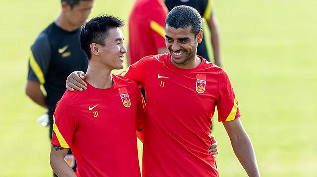 国足迎来最强阵容!四大归化球员首发,颜骏凌让位于侯森