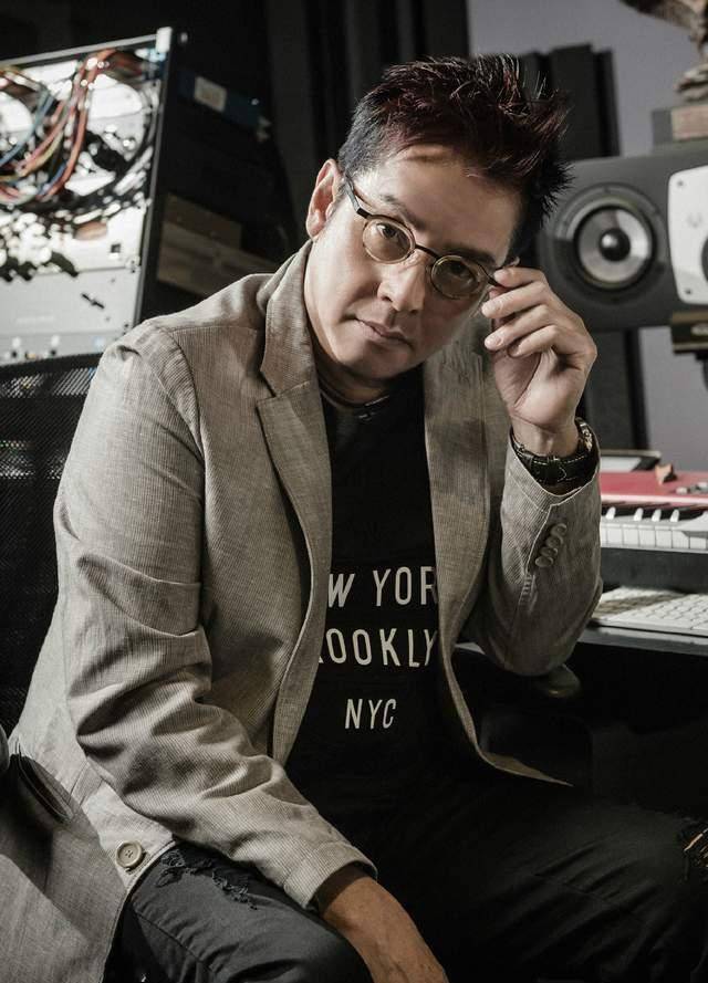 他绰号"铜头",参加过抗日战争,踢足球战胜日本队,生子谭咏麟