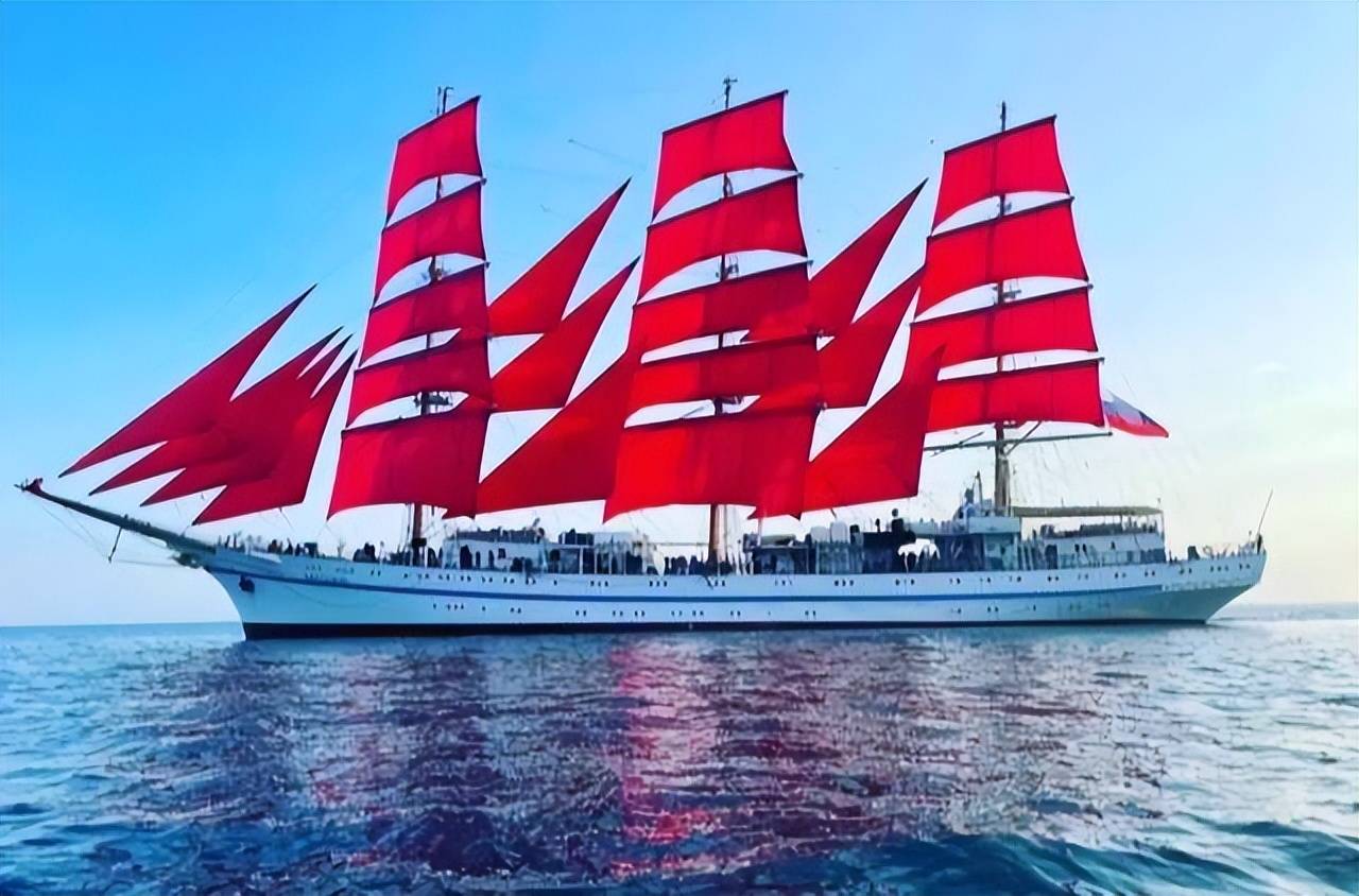 只是三个主桅上的红帆没有吊起来而已