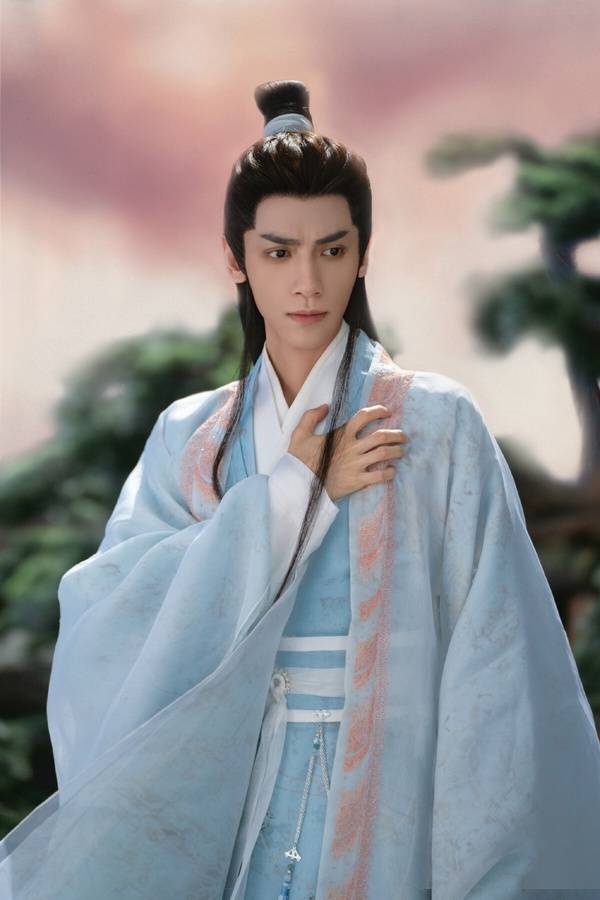 他在《知否知否应是绿肥红瘦》,《镇魂》都是原音上阵,极富磁性的