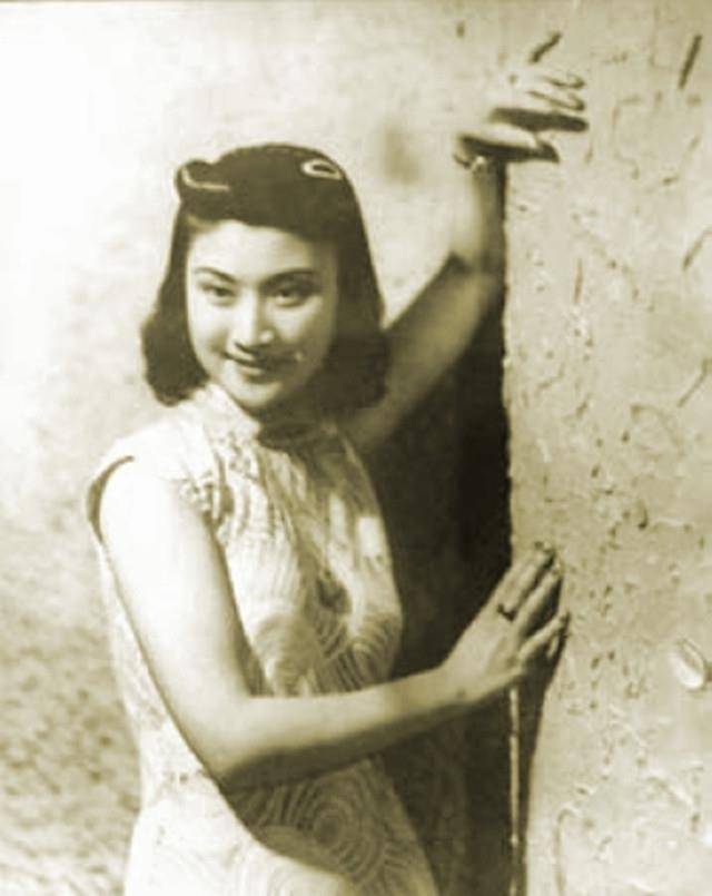 当时的俞振飞已经是京昆艺术大师了,而且在民国时期他也算是家喻户晓