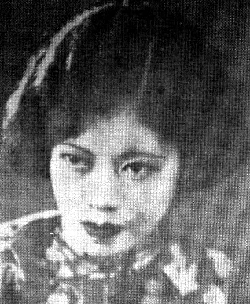 离婚后的李德立刻向李丽莲求婚,考虑到李德的地位,李丽莲同意了李德的