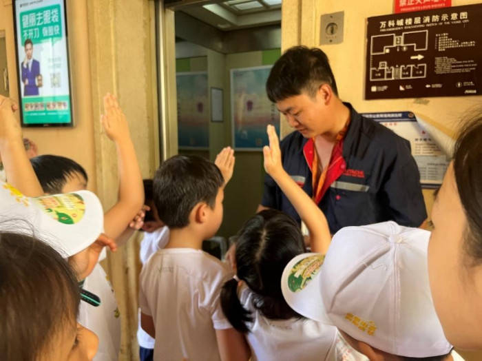 针对日常生活中的20余种安全隐患,万科物业举办专项安全教育活动和