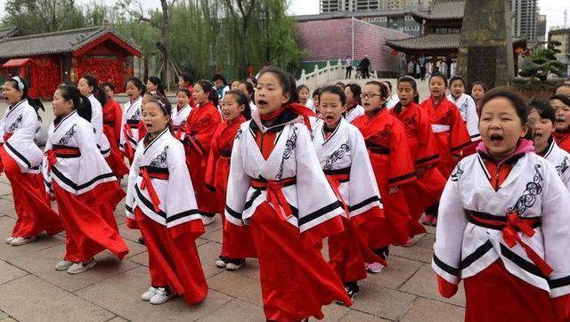 汉服之美,运动服之便:将汉服统一为校服,这一举措是否可行?