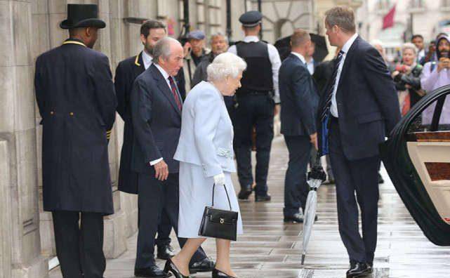 帕梅拉·希克斯夫人,现年 92 ,跟女王是同龄人,多年来一直与王室关系
