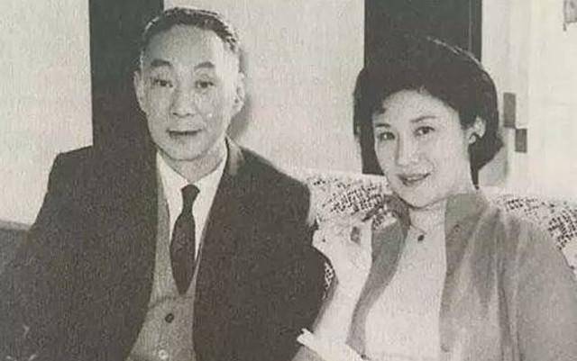 言慧珠待薛浩伟是极好的,但是因为俞振飞的出现,这段婚姻没能经受住