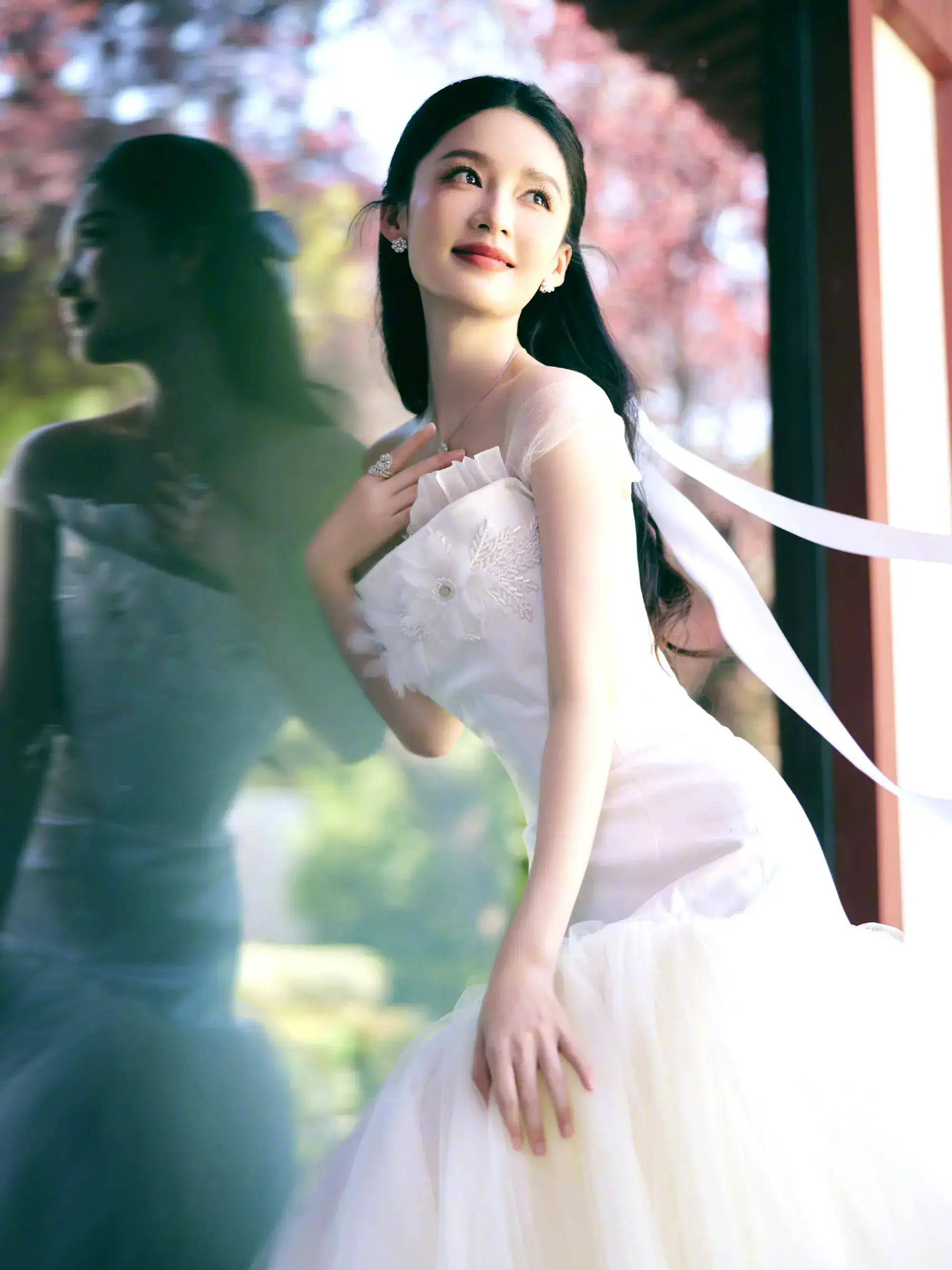 李小冉晒聚餐照,高露李沁王晓晨get同款动作,四人同框逆龄生长