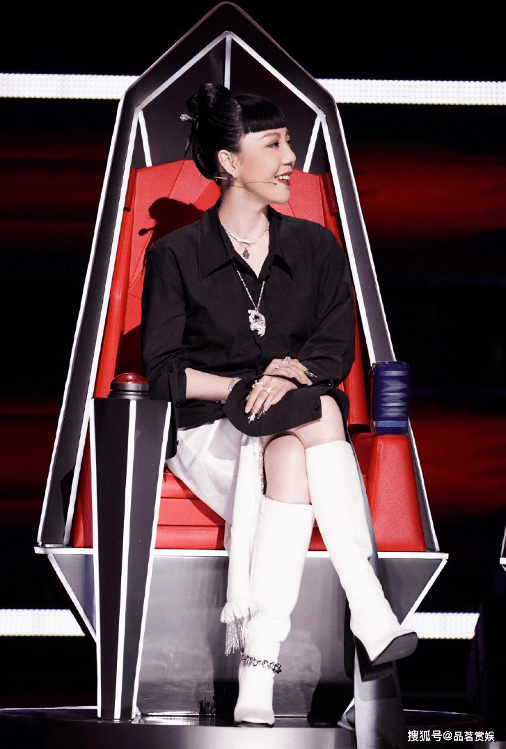 事实证明,一线歌手中"消失"的吴莫愁,早已走上一条"不归路"