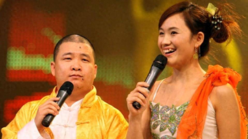 曾经的荣耀与现在的失望孙小宝曾是一位备受追捧的二人转演员,拥有