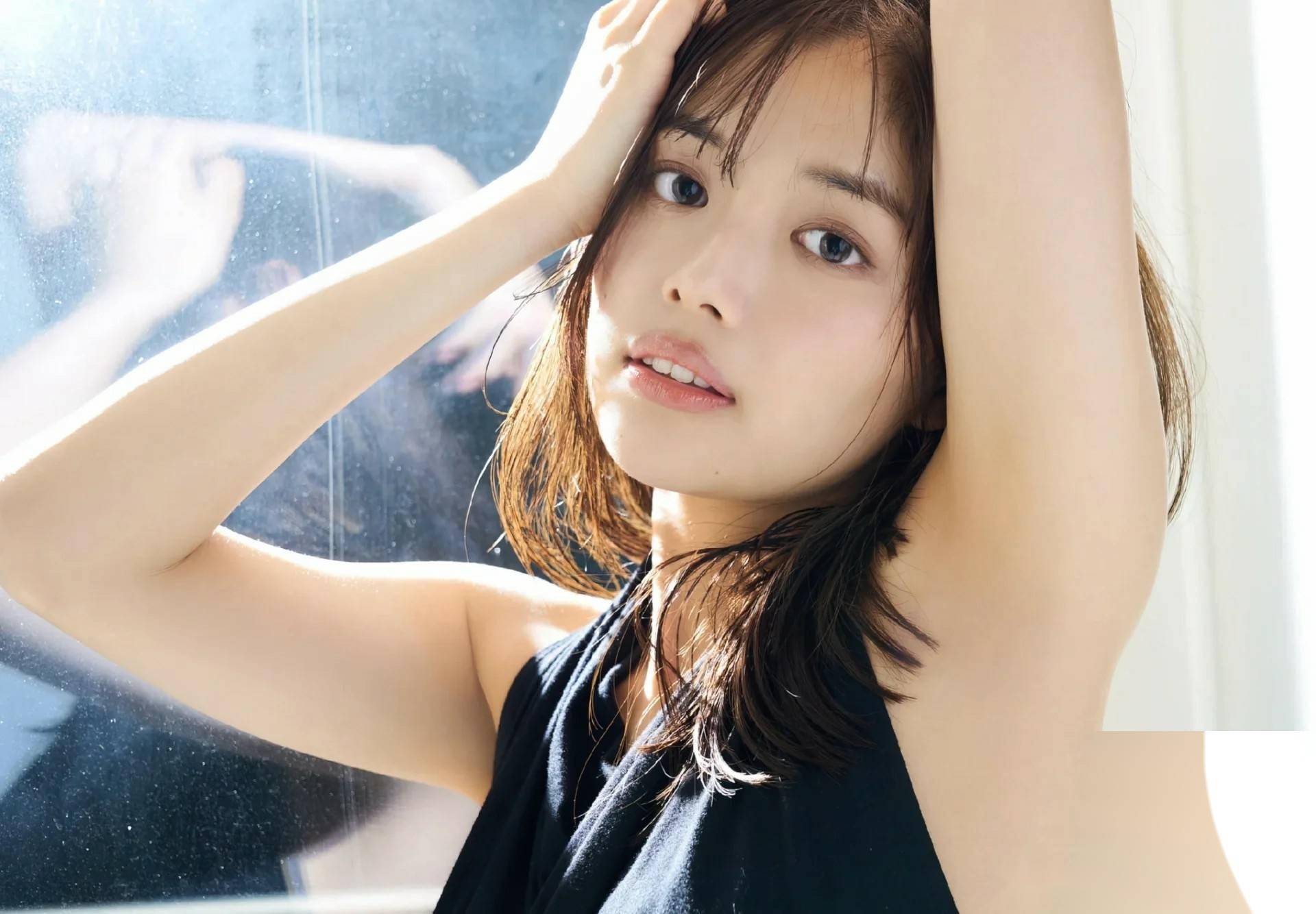 28岁森日菜美的写真集展示出她迷人的身材和美貌!
