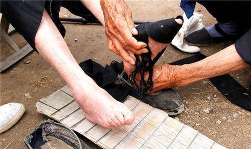 她15岁靠"三寸金莲"嫁入豪门,脚裹着从不洗,90年只给丈夫看过