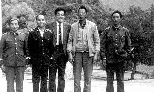 刚刚逃出来的徐洪慈略显兴奋,赶紧给家人打了个电话,告诉他们自己要
