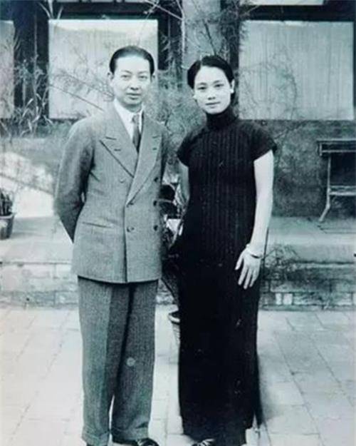 当时最红的旦角是有"玲玉"之称的梅兰芳,以男扮女,最红的生角是孟小冬