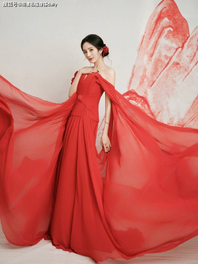 杨幂这次真的"很拼"!连换2套高定穿搭,一红一白的狐妖小红娘