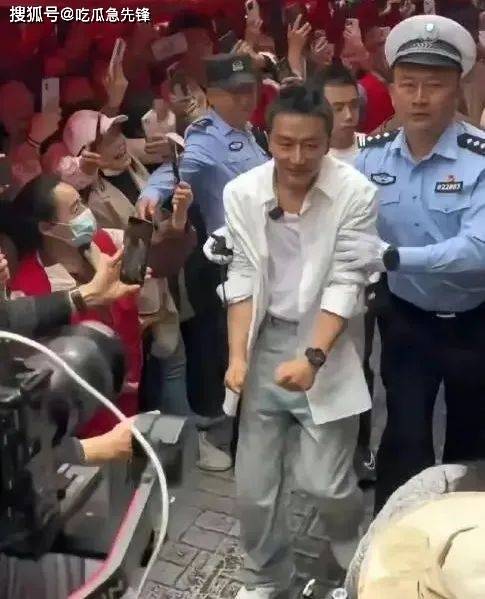 演员黄轩在甘肃"落网"了?指认现场时居然还面带微笑