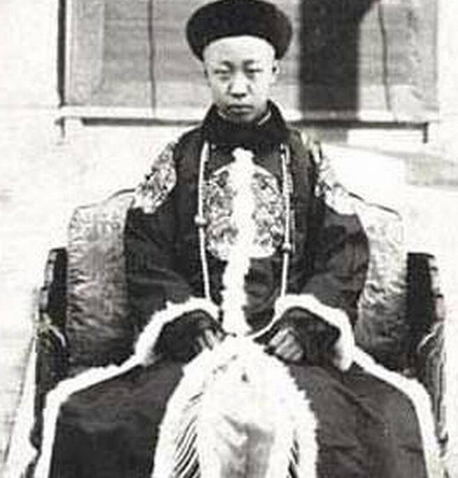 溥仪陪同出席外宾接待会,介绍身份时如此介绍自己,引来热烈掌声